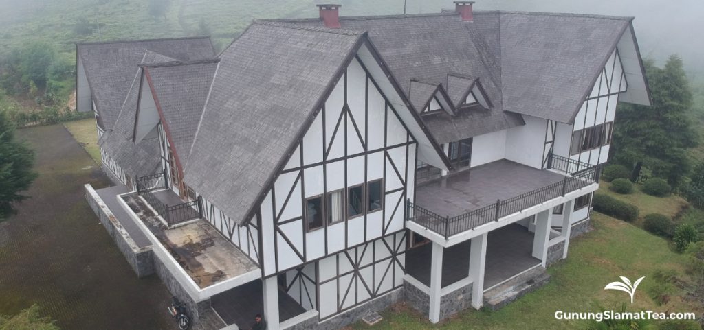 Vila besar di Perkebunan Teh Cukul